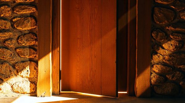 Top astuces pour améliorer l'isolation d'une porte en bois